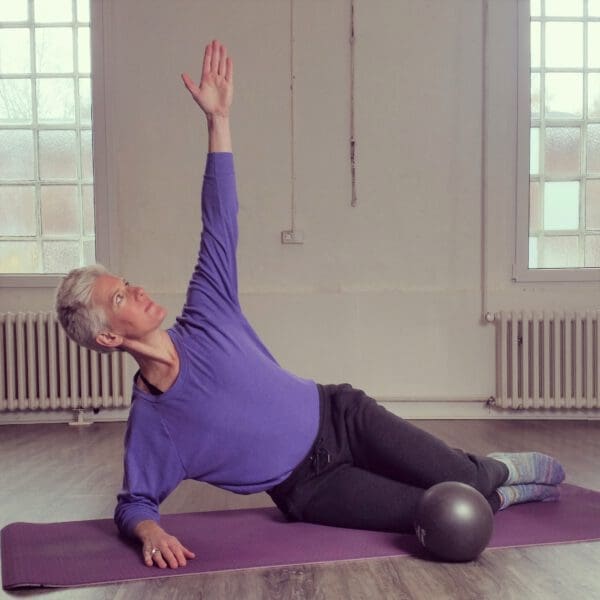 Pilates Trainerin Judica Albrecht im Seitstütz in ihrem Studio in Lüneburg