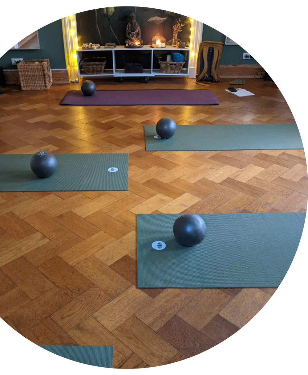 Pilatesraum-mit-Matten-und-Bällen-web Ein Pilatesraum mit Yogamatten auf denen jeweils ein Ball liegt