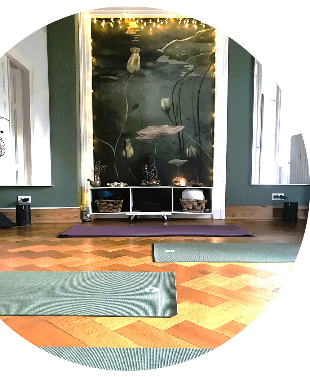 Pilatesraum-mit-Matten-und-Bällen-2-web Ein Pilatesraum mit Yogamatten und einem entspannenden Bild im Hintergrund